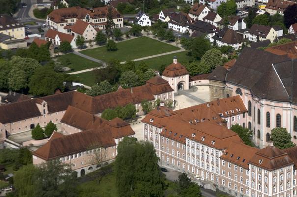 Luftaufnahme von Kloster Wiblingen mit Garten
