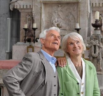 Älteres Paar bei Klosterbesichtigung