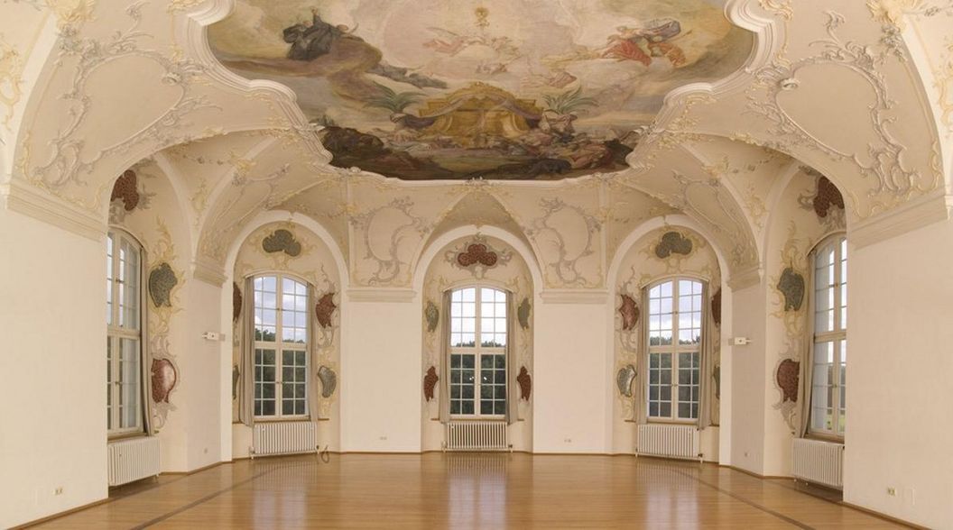 Muldengewölbe mit Deckenfresko im Kapitelsaal von Kloster Wiblingen