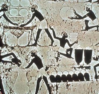 Eine ägyptische Wandmalerei aus dem Grab des Kenamom zeigt die Bierherstellung in Ägypten, etwa 1.500 v. Chr.