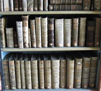 Buchrücken in den Regalen der Klosterbibliothek