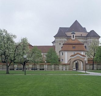 Blick vom Klostergarten aufs Eingangsportal