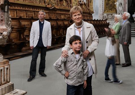 Besuchergruppe bei Klosterbesichtigung