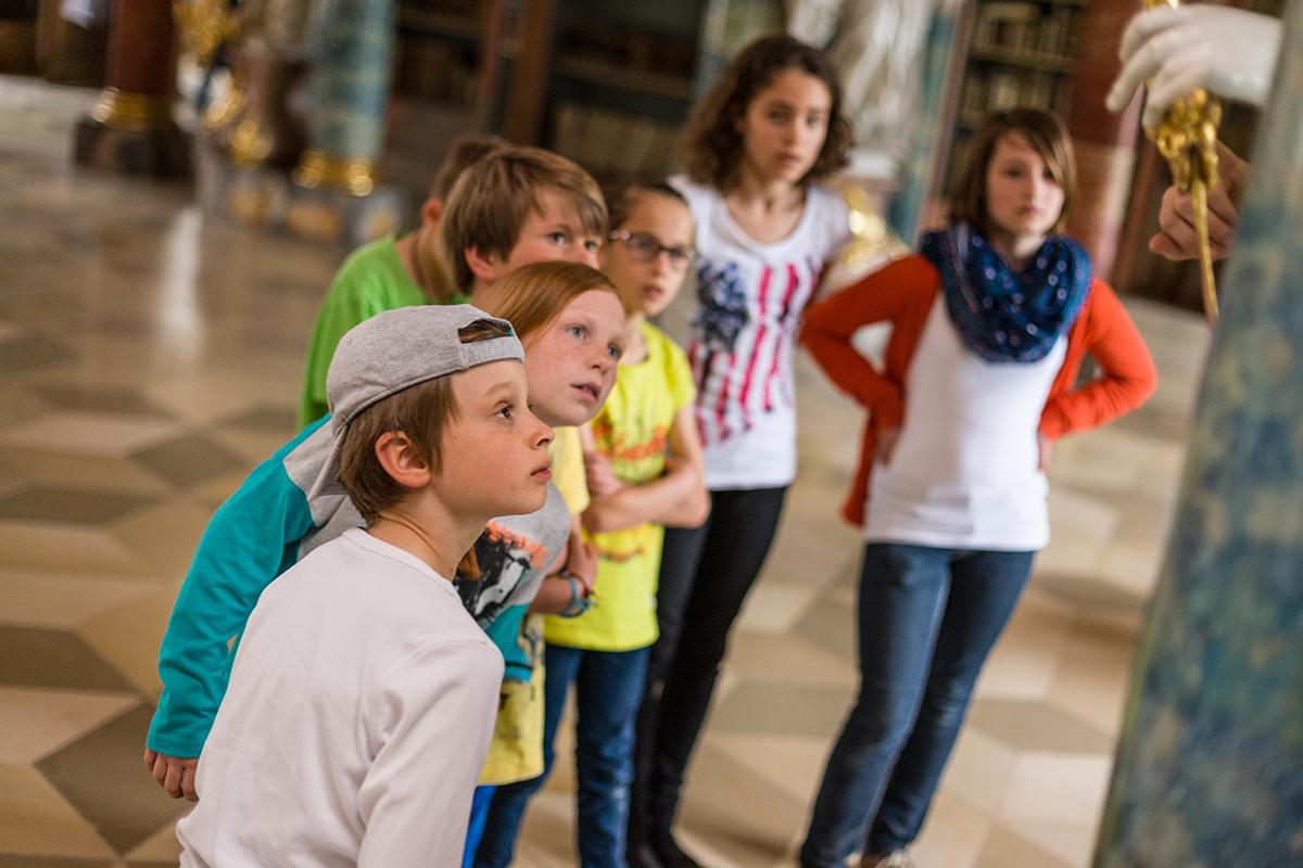 Kinder im Kloster