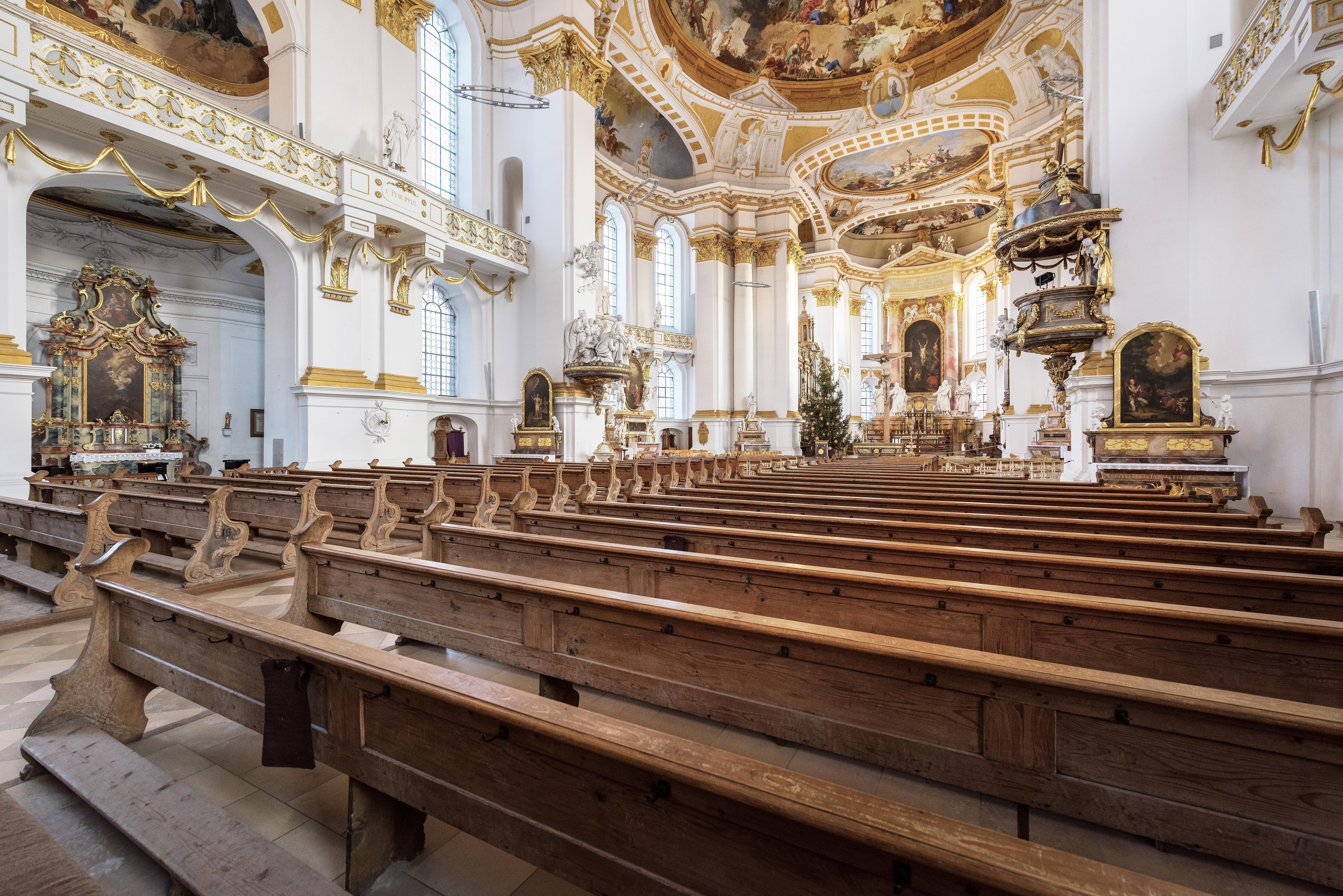 Reich geschmückter Innenraum der Wiblinger Klosterkirche