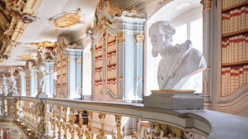 Kloster Schussenried, Innen, Bibliothekssaal, Detail Büste und Schränke