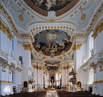 Blick in die Klosterkirche mit Deckenfresko