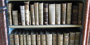Buchrücken in den Regalen der Klosterbibliothek