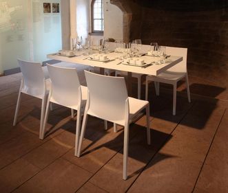 Tafel im Kloster